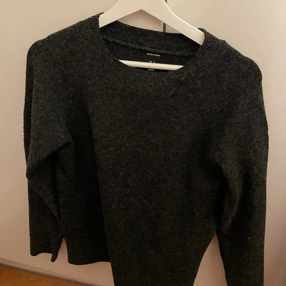 Säljer en svart/mörkgrå stickad tröja ifrån vero Moda!! Som inte kommer till användning tyvärr, bra skick förutom att de har blivit hål där bak. Nypriset är 249kr och jag har storlek xs🤩🤩. Stickat.