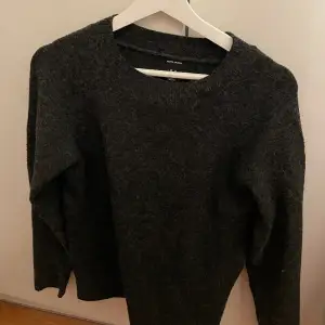 Säljer en svart/mörkgrå stickad tröja ifrån vero Moda!! Som inte kommer till användning tyvärr, bra skick förutom att de har blivit hål där bak. Nypriset är 249kr och jag har storlek xs🤩🤩