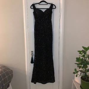 Långklänning paljetter  - Lång tight paljettklänning. Kan användas som off shoulder.   Strl XS men är stretchig och passar S och liten M. 