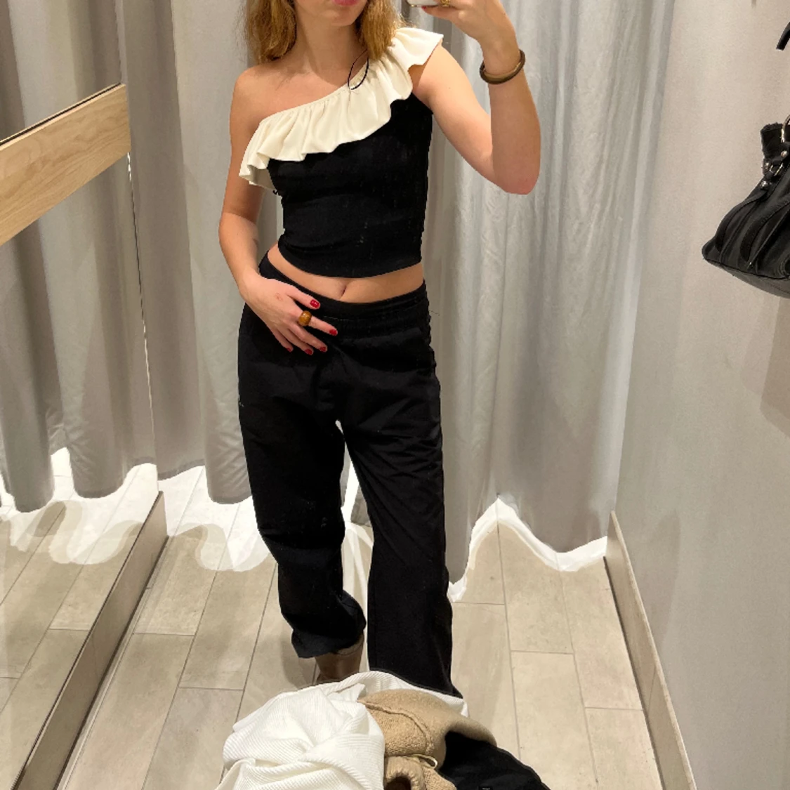 Off the shoulder volang tröja  - 90