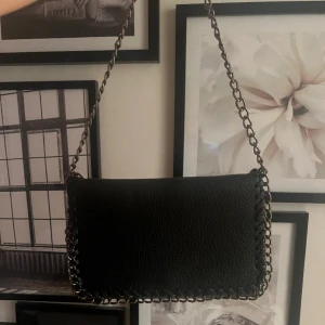 Fin svart väska  - Säljer denna tiamo likande väska 🖤 Har köpt den från plick så osäker vart exakt den är ifrån 🖤inga synliga defekter va jag kan hitta 🥰 
