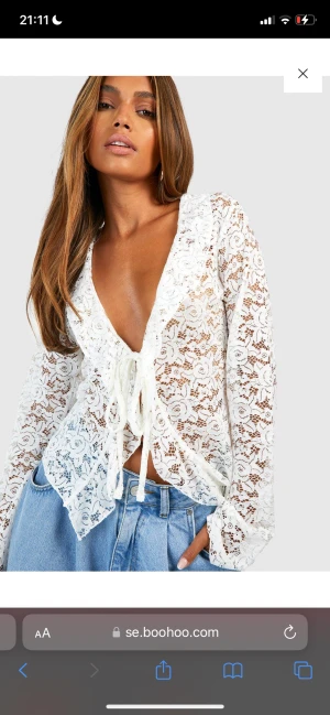 Spetstopp  - Säljer denna vita spetstoppen som jag aldrig har använt, jättefin men har för mycket saker jag inte får användning av så därför säljer jag💌