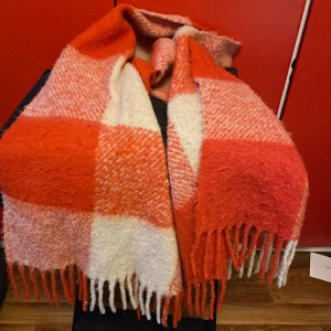 Halsduk Carin Wester  - Stor halsduk inköpt i år. Passar inte mig i färgerna. Carin Wester 