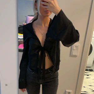 Satin topp med spets - Jättesöt satin-topp med knytning från NA-KD, tyvärr inte kommit till användning. 