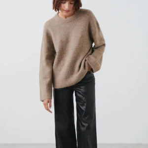 Stickad tröja - Stickad ull tröja från ginatricot, köpt på Vinted men är för stor därför säljs den, lite nopprig annars bra skick, lappen va avklippt när jag köpte den men säljaren sa att den va i M och det skulle jag hålla med om, men kan passa större storlekar 