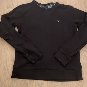 Gant tröja  -  mörkblå gant tröja som inte kommer till användning  Passar alla kön  Originalpris ca 600kr