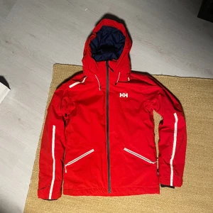 helly hansen jacka - helly hansen jacka med avtagbar luva, felfri.