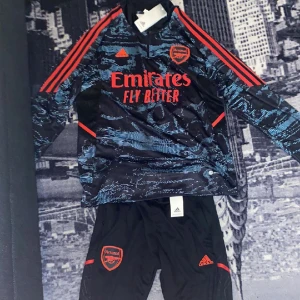Arsenal tracksuit  - Arsenal tracksuit 2023 helt ny prislappen kvar storlek M passar S också 