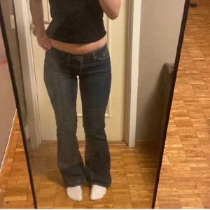 Lågmidjade jeans - Mörkblåa lowwaist jeans med perfekt wash, passar till allt💞. Uppskattar storlek 36 ev 38 då de har stretch. Bra i längd på mig som är 165, kan passa längre💞 Midjemått:74cm Innerbenslängd:78cm Tryck köp nu, först till kvarn! Upplag igen pga oseriös köpare💞