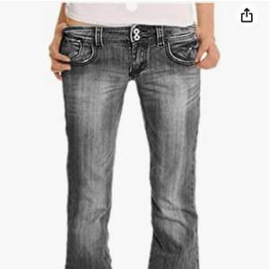 Söker jeans som ser ut ungefär såhär oxh som är i storlek xxs/xs. Hör gärna av er om ni har. Färg spelar ingen roll. 