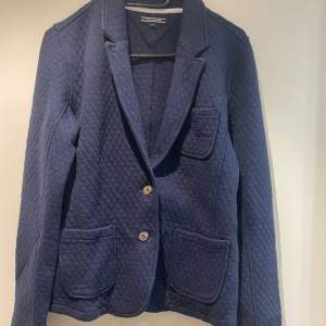 Mörkblå Tommy hilfiger blazer  Insidan av kragen är röd  Storlek M men passar S Använd men i bra skick fortfarande  Säljer för 350 kronor, kan diskuteras Hör av dig vid eventuella frågor