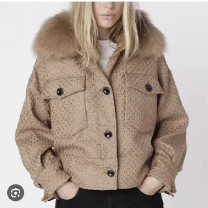 Meotine jacka!  - Säljer min fina beiga meotine jacka nu, jätte bra skick endast en knapp som lossnat men inget man tänker på.  köpte för 2500 men säljer för 1900!  