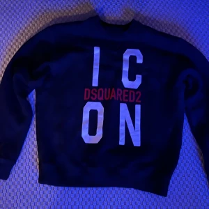 Dsquared2 sweatshirt hoodie - Säljer dsquared2 tröja, nypris 3300kr säljer för 700 men pris kan diskuteras vid snabb affär 