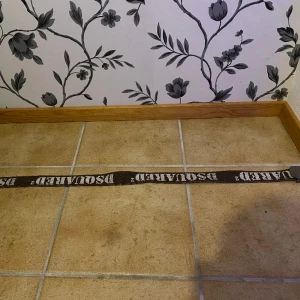 Säljer mitt bälte för bra pris!  - Den är använd men den funkar lika bra! Lite sönder på toppen men inget som syns bra.