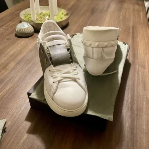 🌟VALENTINO GARVANI - SKOR🌟 - Säljer nu ett par väldigt efterfrågade skor från Valentino Garvani i färgen oliv grön🤩Skorna är i Valentino kvalite då perfekt för vintern då de är väldigt varma, finns i dm för fler frågor eller bilder 😉👌