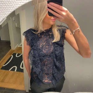 Spetstopp zara - Superfin spetstopp från Zara. Den är i nyskick då den endast är använd fåtal gånger, inga defekter. Den är slutsåld på hemsidan💙💙 (Det är mina egna bilder)