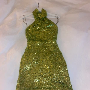 Gina Tricot Joy Klänning  - Grön paljettklänning från Gina Tricot Bianca Ingrossos kollektion. Använd 1 gång alltså som ny. Skön och stretchig. Passar strl XS-S