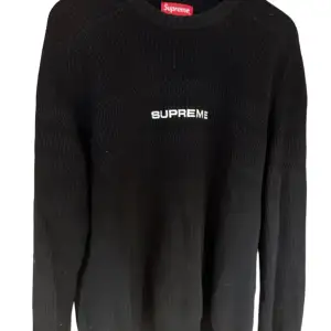 Stickad Supreme sweatshirt i storlek M. Inga skador, fläckar eller liknande! Pris kan diskuteras