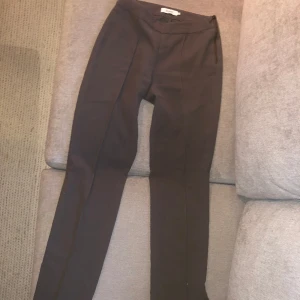 Stylein Kostymbyxa XXS - Helt oanvända kostymbyxor från Stylein. Står XS men passar XXS-XS & perfekt om du inte har så lång ben! Materialet ser så lyxigt ut, med guldig dragkedja på sidan av midjan. 🎀