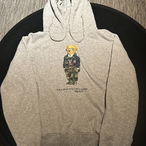 Ralph Lauren tröja  - Säljer nu denna feta Ralph lauren hoodie. Tröjan är i väldigt bra skick och jag har bara använt den någon enstaka gång. Det är bara och skriva om ni är intresserade. Priset går att diskutera.