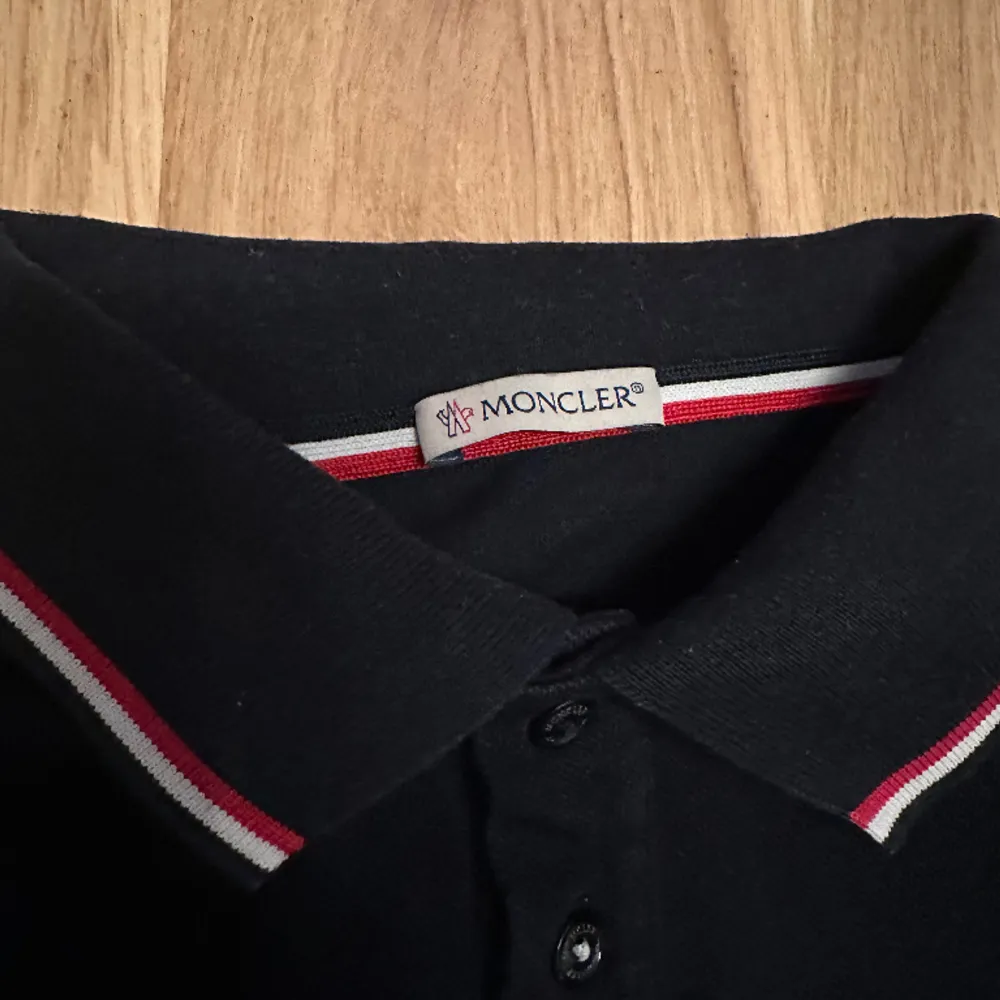 Säljer moncler pike för den e för lite den e i Stolek S haft den i 2 år typ köpte ifårn nk i Stockholm söker runt 600 inte fast pris . T-shirts.