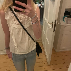 Vit blus - Vi säljer en super gullig blus ifrån mango! 💓inga defekter förutom att ”kragen” har böjts in lite, men det syns knappast.💓 köparen står för frakt! 