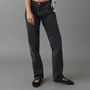 Säljer dessa fina gråa jeansen från Gina Tricot!! Säljer pågrund av att de har blivit för små. Fint skick!!