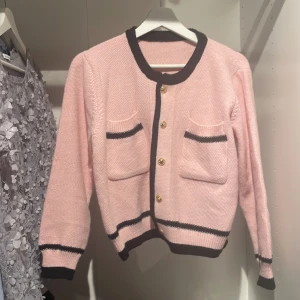 Kofta - Säljer min fina kofta! Hör av dig vid frågor eller om du vill ha fler bilder på❤️