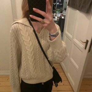 Stickad tröja - Vi säljer en jätte gullig populär stickad tröja med mycket fina detaljer!💓 den är i bra skick utan defekter då den ej har kommit till användning.