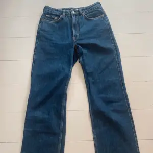 Säljer dessa fina oanvända jeans från weekday , super bra skick och sitter bra på. Är 168 och dom sitter perfekt i längden inte för långa eller för korta. Vid bilder på skriv privat💞