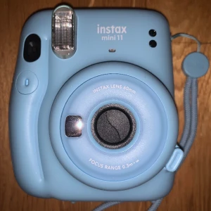 Fujifilm insta mini 11 sky blue använd fåtal gånger - direktfilms kamera, standardbatteri AA-typ 6 x 11 x 12 centimeter bilder skrivs ut direkt : instax mini film, som man får köpa separat  använd fåtal gånger, kamera väskan tillkommer men den har lyckats få nått litet märke upptill och på väskans linsskydd.