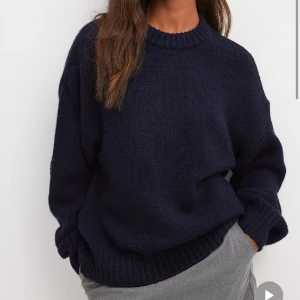 Marinblå stickad tröja  - Säljer en helt ny stickad tröja i en fin marinblå färg! Oanvänd och lapparna sitter kvar☺️💙Storlek XXS, men den är stor i storleken så skulle säga att den passar en S😍 Pris kan diskuteras! Orginalpris 399 kr, säljer för 300 kr. 