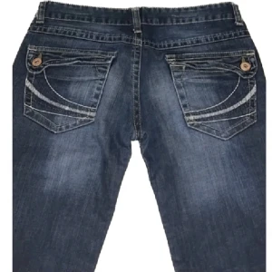 y2k lowwaist jeans straight flared - dm för frågor! saljer dessa vackra utsvangda jeans med låg midja! säljer för att den är för liten för mig <3 40cm tvärs över 19cm grenmått inneben 82cm dm för frågor 