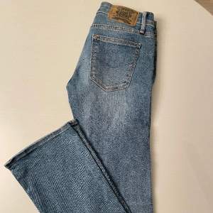 Blå bootcut jeans från crocker, i mycket bra skick! Men tyvärr för små så har inte använt på länge :/