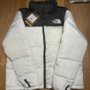 North face jacka - Helt ny, endast testad utomhus! Köpt tidigare från Plick men oanvänd där också. Säljer den eftersom den var för stor för mig och gillade inte hur den satt. Annars en jätte varm jacka och super bra för vintern  Pris kan 100% diskuteras vid snabb affär💞💞