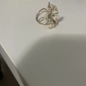 Ioaku ring - Säljer denna silvriga ioaku ringen som är slutsåld. På grund  av att den kommer inte till användning. Ringen är i gott skick har bara använt en gång och ringen är justerbar. 