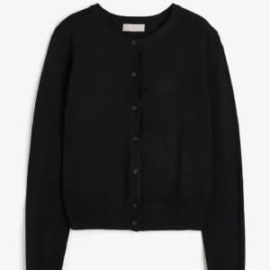 Svart kofta -  Svart kofta ifrån HM, använd fåtal gånger och det är u bra skick💕