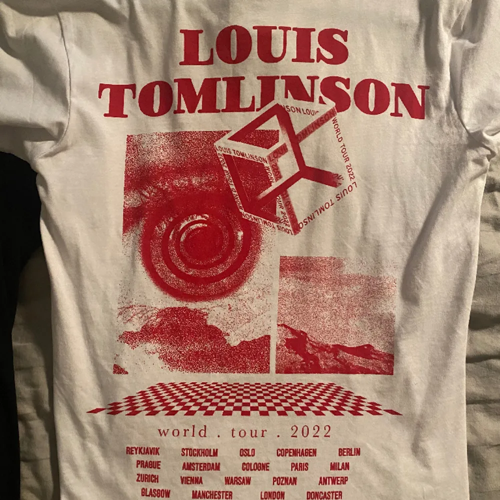 Intressekoll på min merch från Louis Tomlinson, båda är köpta 2022. Dem har knappt används och hänger mest i min garderob, därav väldigt bra skick🥰 Tryck inte på köp nu!. T-shirts.