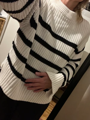 Randig stickad tröja från Gina Tricot - Randig stickad tröja från Gina Tricot. Stl S men lite oversize. Lite använd, fint skick.
