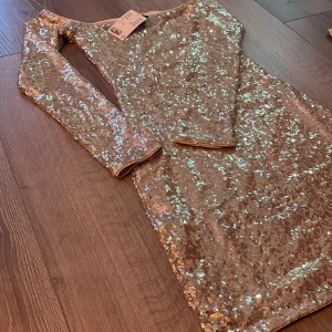 Paljett klänning  - Jätte snygg festklänning Perfekt till ny år ✨aldrig använd ❤️tryck på köp nu💕köparen står för frakten 💝