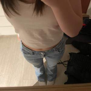 Säljer dessa super fina low waist jeans ifrån ginayoung💞 de har justerbar midja men är lite för långa för mig som är 160🫶🏻 de är använda fåtal gånger🙏🏻