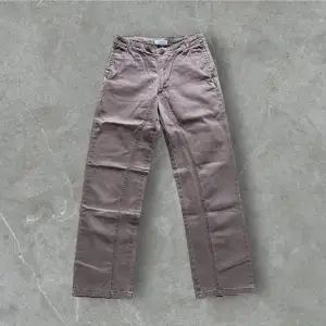 Riktigt fräna ljusbruna jeans som är vintage! Märket är NowOn team. På lappen står det storlek 164, 14 år. Passar som XS. Midjan är 33 cm tvärsöver och 78 cm runt. Total längd 100 cm och innerbenslängd 75,5 cm. I fint skick!!