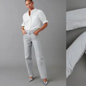 Säljer dessa ljusgrå jeansen, jättefint skick!🌟❣️ nypris 500
