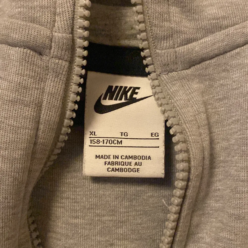 Jag säljer min Nike tech fleece luvtröja som är grå, använder den inte längre och har tappat intresse för den, har använt den 4 gånger, den är från storlek 158-170. . Hoodies.