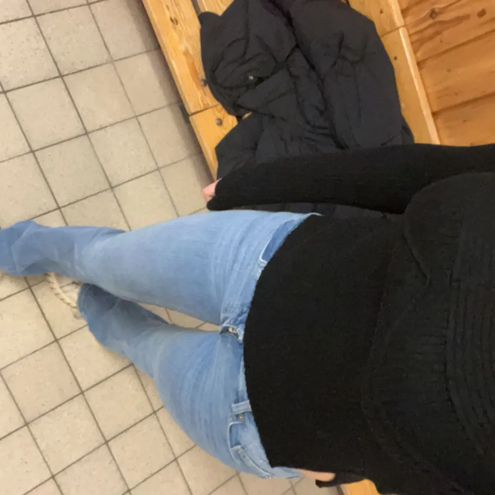 Supersnygga lowwaist jeans med bootcut.🩷🩵 Lite defekter längst ner på jeansen då de är lite långa för mig.💓. Jeans & Byxor.