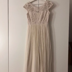 Balklänning  - Superfin begie balklänning köpt från Vila. 