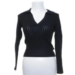 Other stories topp - Topp/stickad tröja från Other stories i xs. Sitter så snyggt och lite tajtare på kroppen. Nyskick!! 