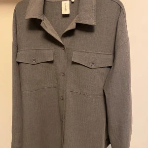 Junkyard overshirt  - En fet overshirt som har go passform, går bra att använda om du har storlek M också! Använd ett fåtal gånger, nypris 950kr. Hör av dig om du har några frågor eller vill diskutera pris🤙