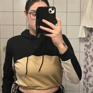 Blockfärgad Hoodie - Hoodie köpt från Bohoo, använt flera gånger i storlek 40. Har snören runt midjan också. 