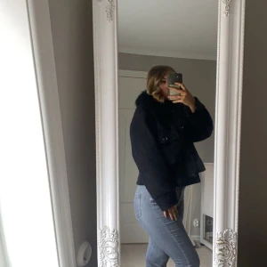 Jätte fin kappa men fluff🥰 - Jag säljer denna jätte fina meotine liknande kappan☺️. Den e i ny skick, Varm och fin🥰. Om du har frågat elle vill ha mer bilder e de vara o höra av sig (pris kan diskuteras)💗